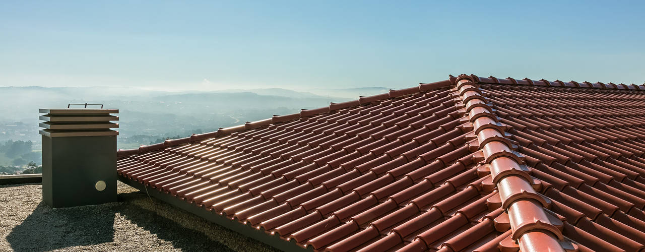 Vivenda unifamiliar com telhado de qualidade, BMI GROUP BMI GROUP Dach czterospadowy Ceramiczny