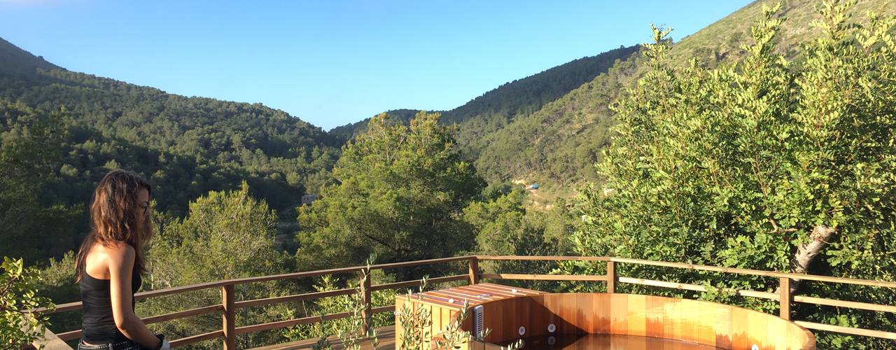 Bañera de hidromasaje de cedro 210 cm en Ibiza sobre plataforma de madera, CASÁRBOL CASÁRBOL Espacios comerciales Madera maciza Multicolor