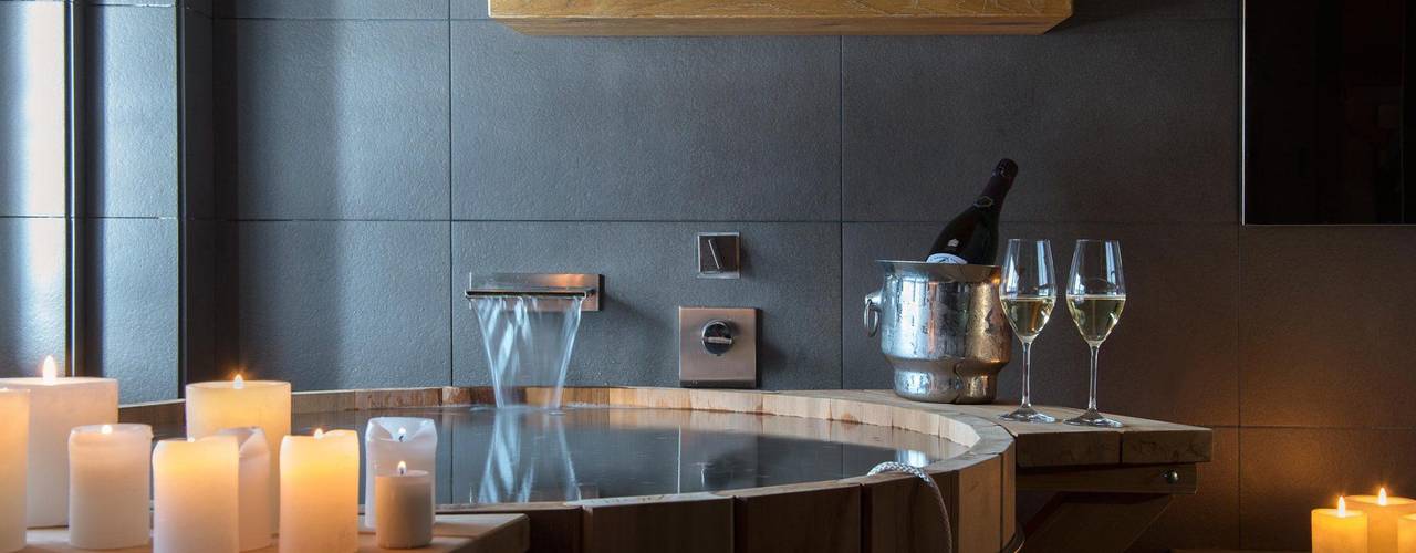 Bañera de madera de Cedro en las habitaciones de un hotel de lujo., CASÁRBOL CASÁRBOL Powierzchnie handlowe