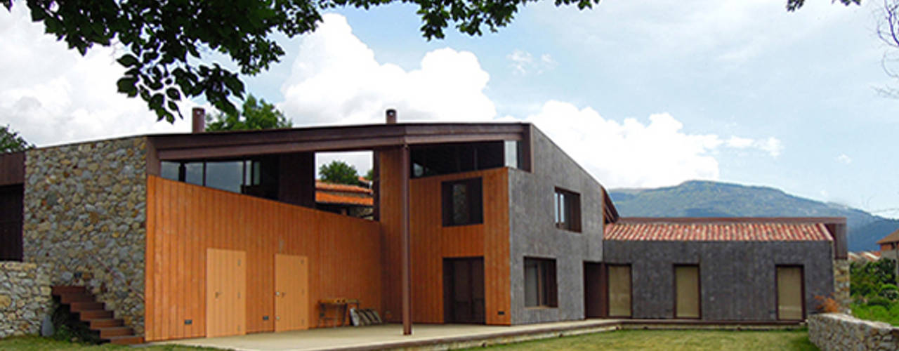 Diseño y construcción vivienda en la Cerdanya , SANTI VIVES ARQUITECTURA EN BARCELONA SANTI VIVES ARQUITECTURA EN BARCELONA Rumah tinggal