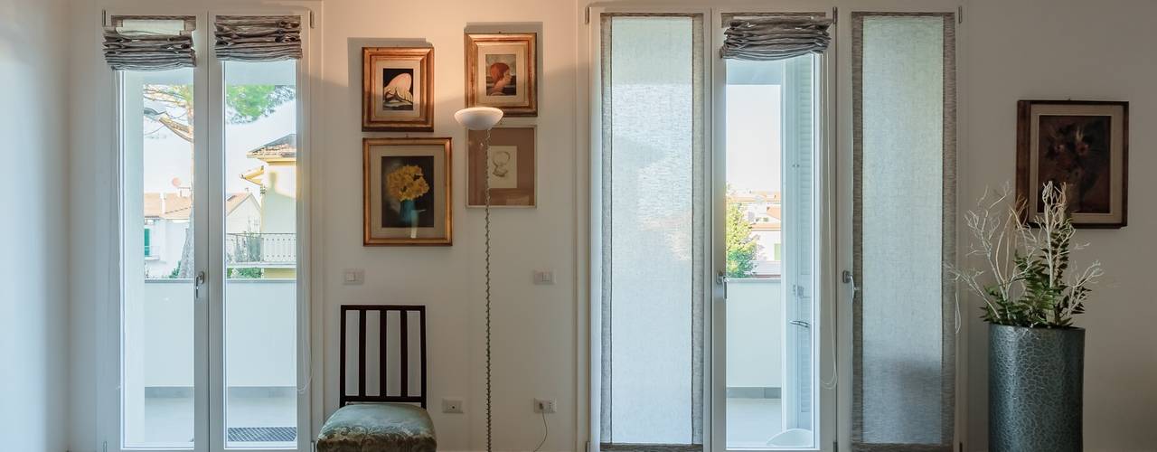Porte finestre in PVC situate all'interno di un nuovo appartamento nel centro di Empoli, Turri Serramenti Srl Turri Serramenti Srl Puertas y ventanas de estilo moderno Compuestos de madera y plástico