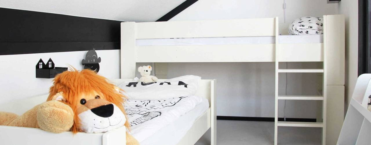 Wild Animals - Monochromes Schlafzimmer in schwarz-weiß für 4-jährige Zwillingsjungen, happy kids interior happy kids interior Moderne Kinderzimmer