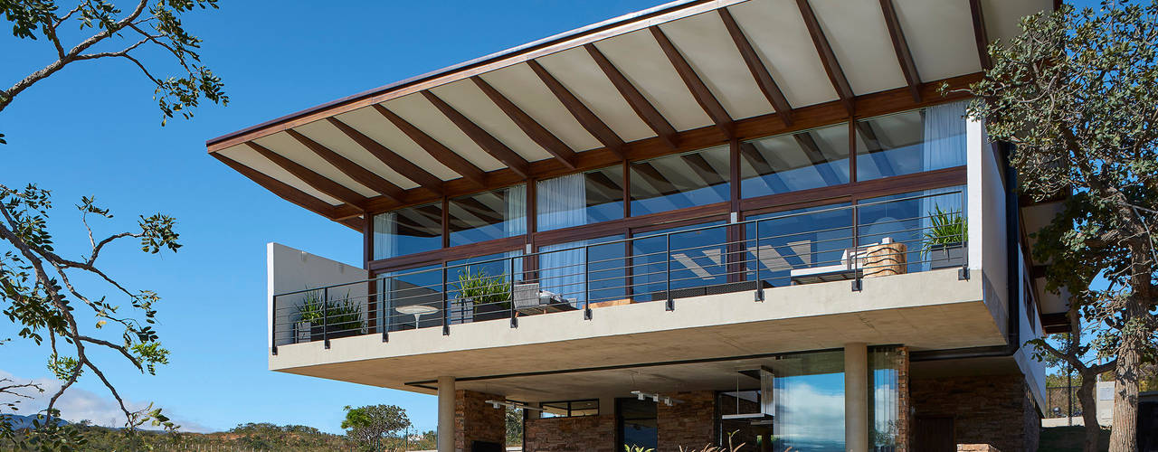 Casa na Serra do Cipó, TETRO ARQUITETURA TETRO ARQUITETURA Balcony