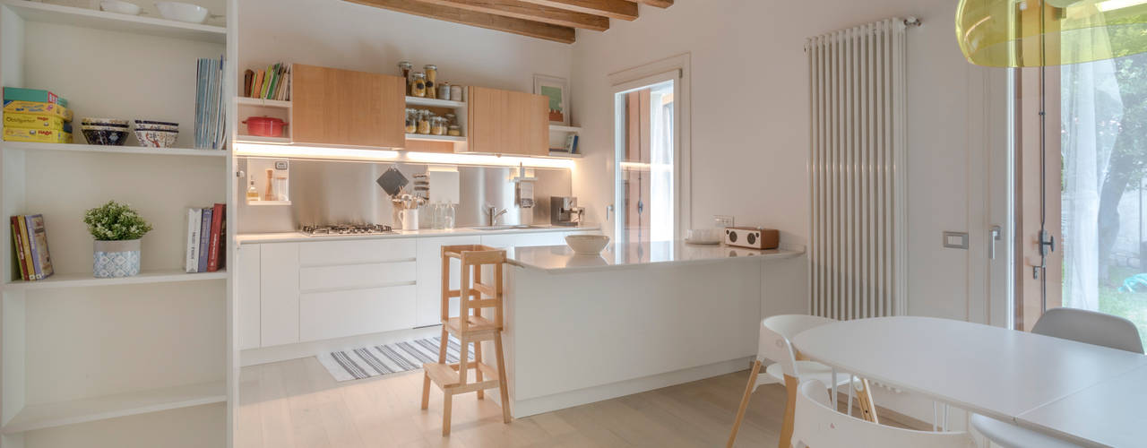 Ristrutturazione zona giorno e esterni appartamento privato, Studio Dalla Vecchia Architetti Studio Dalla Vecchia Architetti Sala da pranzo moderna Legno Effetto legno