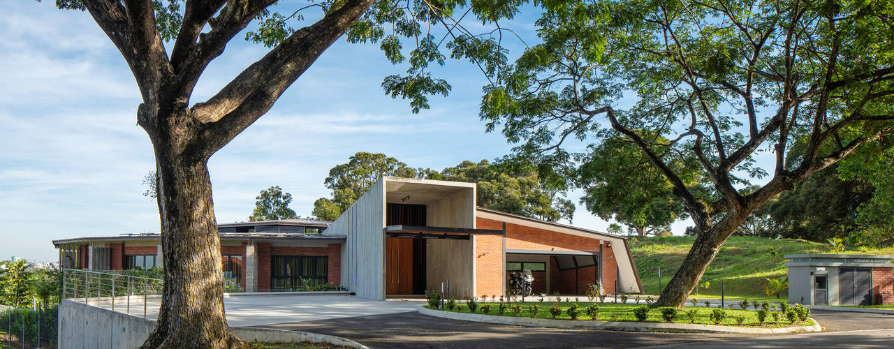 Funnel House - 5 Bedroom Contemporary House, MJ Kanny Architect MJ Kanny Architect トロピカルな 家