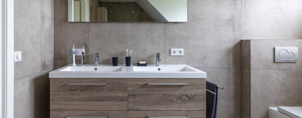 Natuursteenlook badkamer met halfvrijstaand bad, Maxaro Maxaro Moderne badkamers