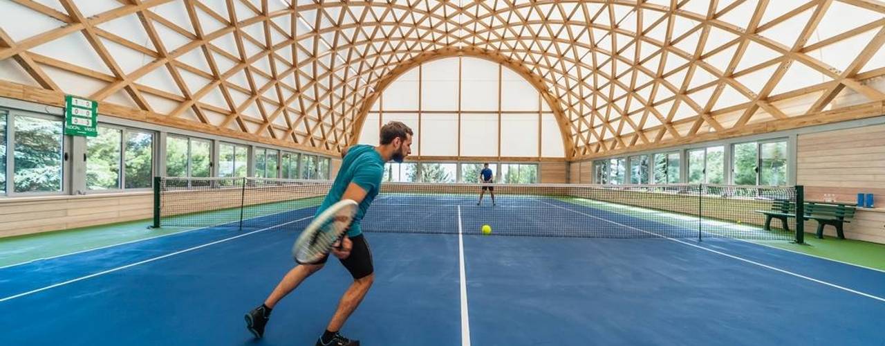 Теннисный корт в Ялте, Alpbau Alpbau Techos Madera Acabado en madera