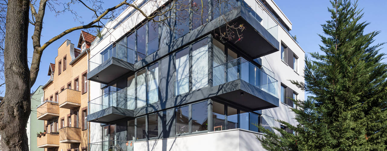 Auf der Sonnenseite - ein lichtdurchfluteter Neubau mit großzügiger Glasfassade, boehning_zalenga koopX architekten in Berlin boehning_zalenga koopX architekten in Berlin Rumah keluarga besar Kaca