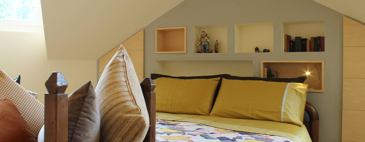 CAMERA SOTTOTETTO: COME SFRUTTARE LO SPAZIO DIETRO AL LETTO CON ARREDO SU MISURA, CC-ARK - SERENA&VALERIA CC-ARK - SERENA&VALERIA Modern style bedroom Wood Wood effect