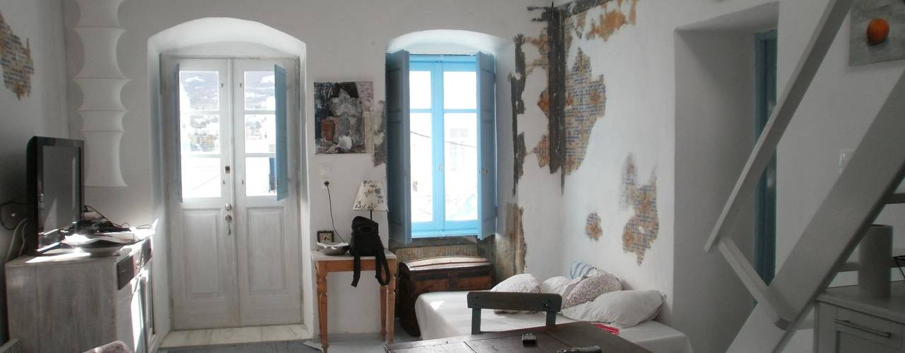 Ristrutturazione di una casa tradizionale nel kastro di parikia_Isola di Paros_Cicladi_Grecia, studio patrocchi studio patrocchi Soggiorno in stile mediterraneo