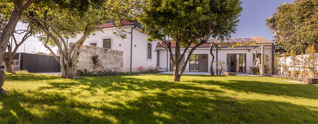 Casa em S. Mamede (arq) - SHI Studio Interior Design, ShiStudio Interior Design ShiStudio Interior Design Garden Shed