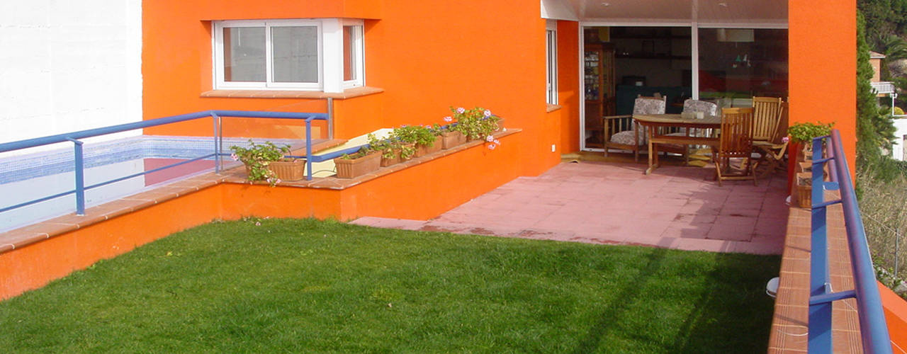 Vivienda unifamiliar con piscina en Premià de Dalt, Xavier Llagostera, arquitecto Xavier Llagostera, arquitecto Minimalist houses Concrete Orange