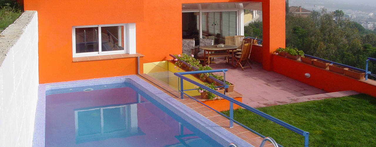 Vivienda unifamiliar con piscina en Premià de Dalt, Xavier Llagostera, arquitecto Xavier Llagostera, arquitecto Casas unifamilares Hormigón Naranja