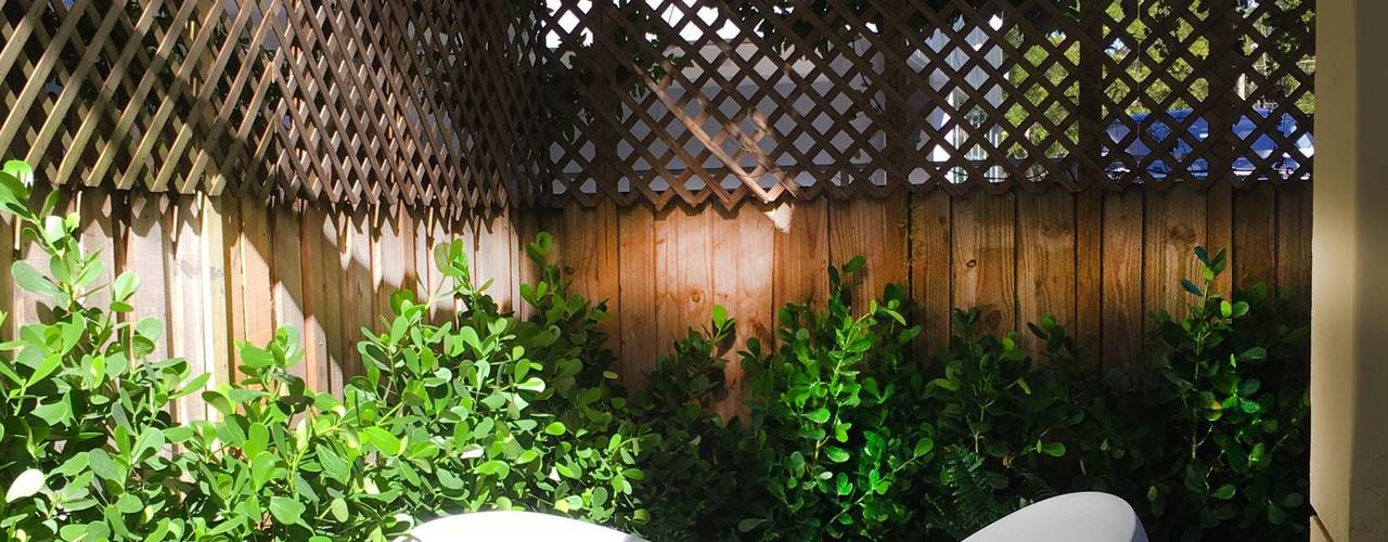 Chalet Ecléctico en Coconut Grove | Sur de Florida, Gaby Molina Design Gaby Molina Design Jardines con piedras