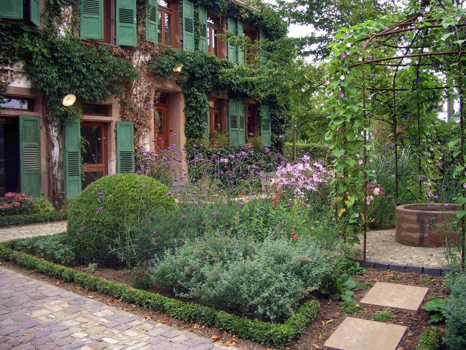 Der Romantische Bauernhausgarten Planungsbüro STEFAN LAPORT Garten im Landhausstil