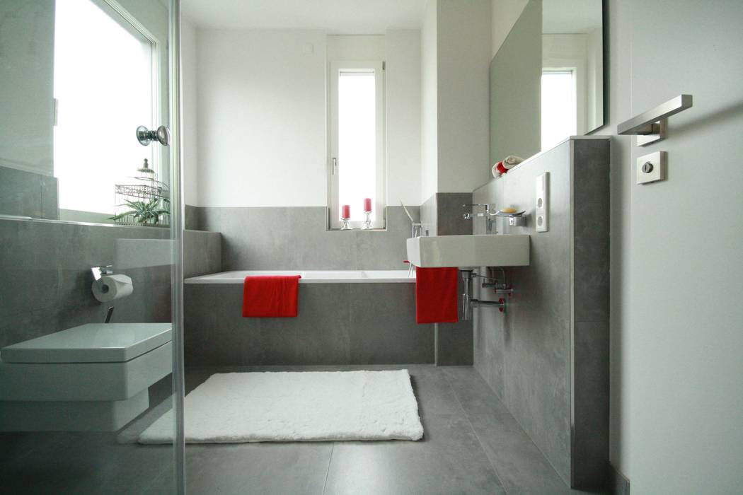 homify Modern bathroom