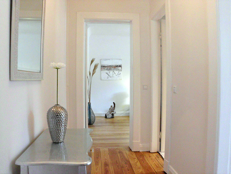 Modern corridor, hallway & stairs by wohnhelden Home Staging Modern