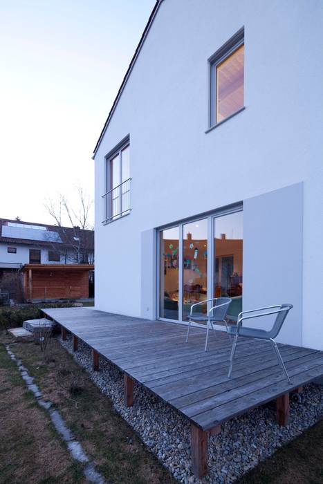 Wohnhaus am Hang, Architekt Armin Hägele Architekt Armin Hägele Moderner Balkon, Veranda & Terrasse Gebäude,Fenster,Himmel,Haus,Tisch,Holz,Schatten,Straßenbelag,Rechteck,Wand