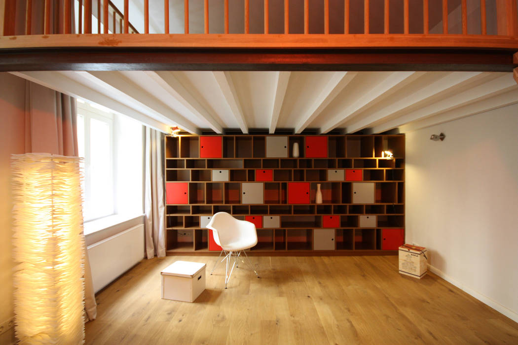 Wohnen mit Farbe - Regal unter Hochbett, raumdeuter GbR Berlin raumdeuter GbR Berlin Eclectic style living room Shelves