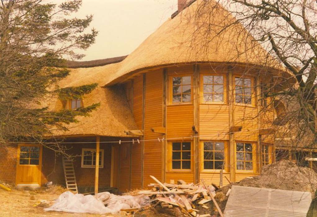 Reetdächer, Die Dachdecker Neumann GmbH Die Dachdecker Neumann GmbH Häuser Fenster,Gebäude,Holz,Himmel,Biom,Baum,Hütte,Ländliches Gebiet,Landschaft,Tönungen und Schattierungen