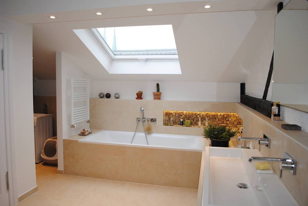 homify Modern bathroom