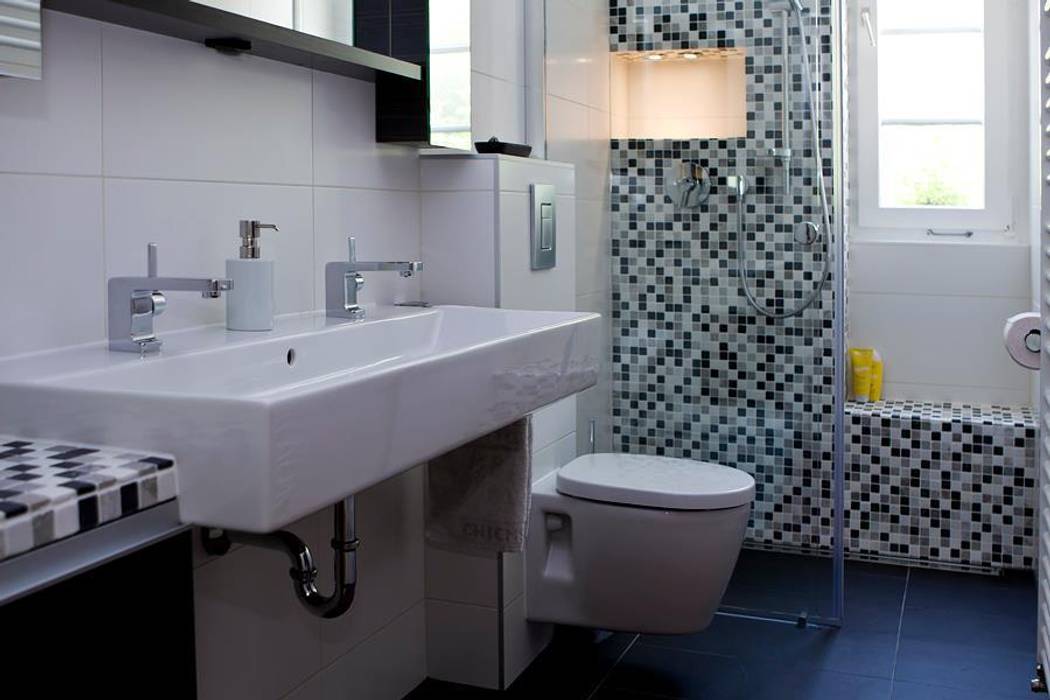 homify Modern bathroom