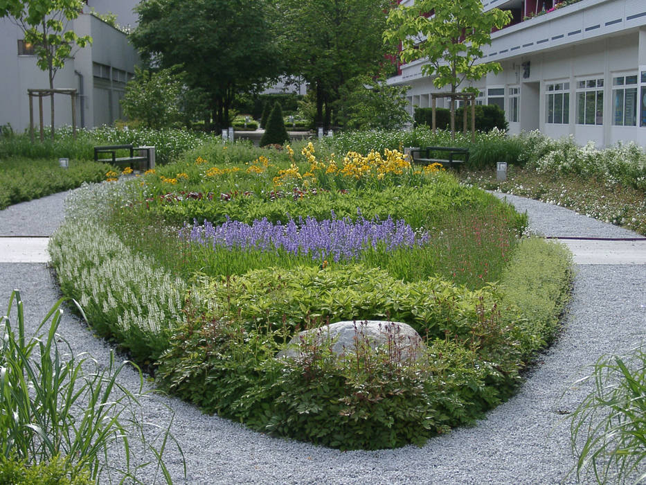Ein ganz besonderer Hofgarten, neuegaerten-gartenkunst neuegaerten-gartenkunst Classic style gardens