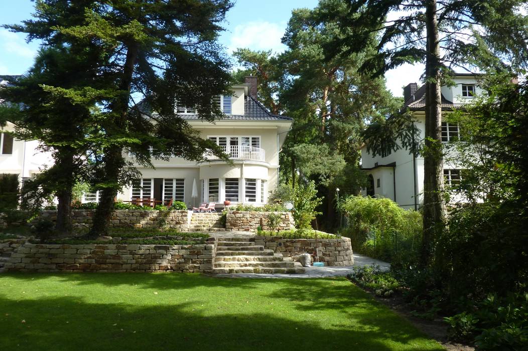 Blühender Hanggarten, neuegaerten-gartenkunst neuegaerten-gartenkunst Klassischer Garten Pflanze,Himmel,Fenster,Gebäude,Baum,Tür,Grundstück,Treppe,Haus,Gras