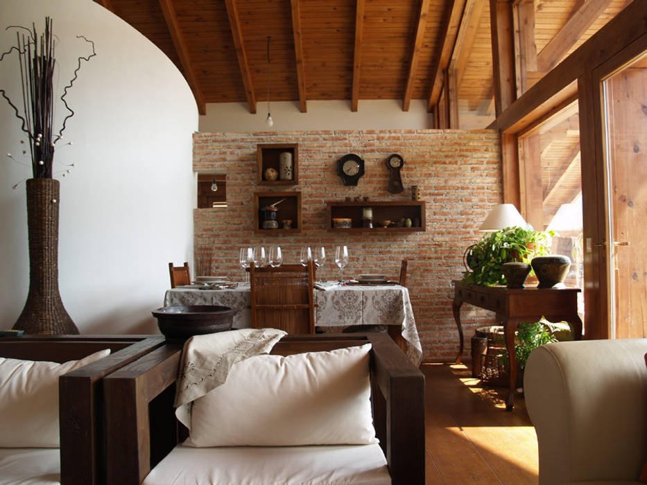 La casa del tejado hasta el suelo. Becerril de la Sierra, Madrid, Manuel Monroy Pagnon, arquitecto Manuel Monroy Pagnon, arquitecto Rustic style corridor, hallway & stairs Accessories & decoration