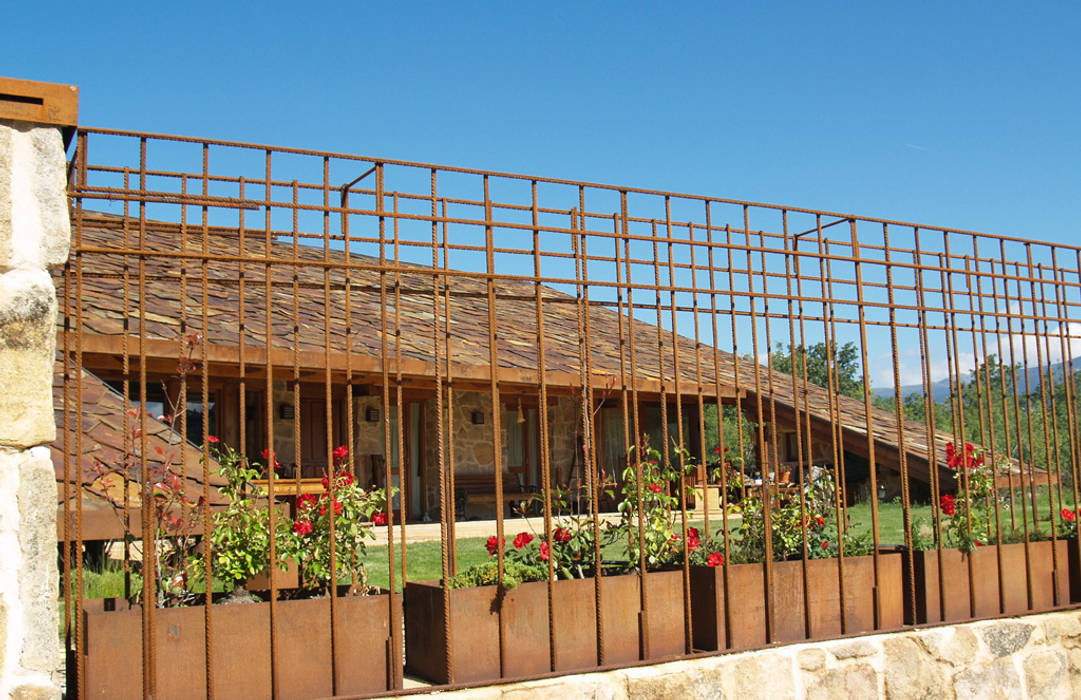 La casa del tejado hasta el suelo. Becerril de la Sierra, Madrid, Manuel Monroy Pagnon, arquitecto Manuel Monroy Pagnon, arquitecto Pasillos, vestíbulos y escaleras rústicos Accesorios y decoración