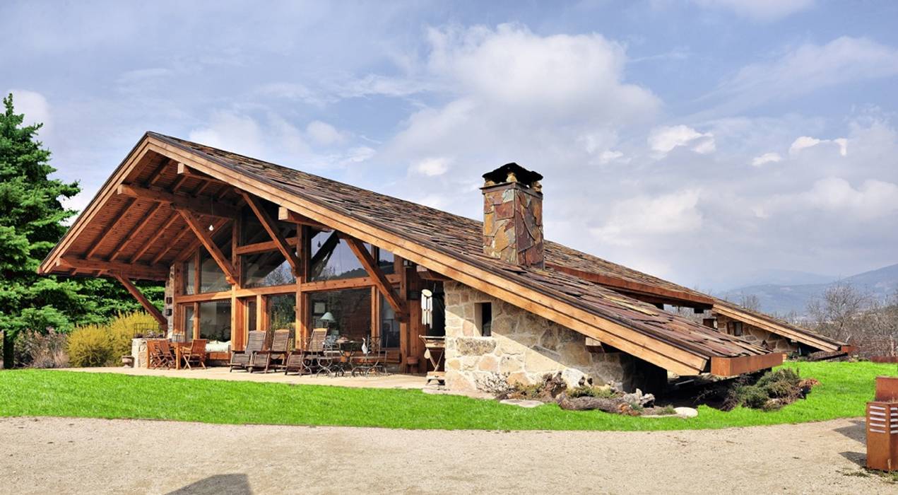 La casa del tejado hasta el suelo. Becerril de la Sierra, Madrid, Manuel Monroy Pagnon, arquitecto Manuel Monroy Pagnon, arquitecto Koridor & Tangga Gaya Rustic Accessories & decoration