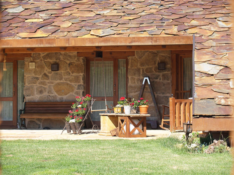 La casa del tejado hasta el suelo. Becerril de la Sierra, Madrid, Manuel Monroy Pagnon, arquitecto Manuel Monroy Pagnon, arquitecto Rustic style corridor, hallway & stairs Accessories & decoration