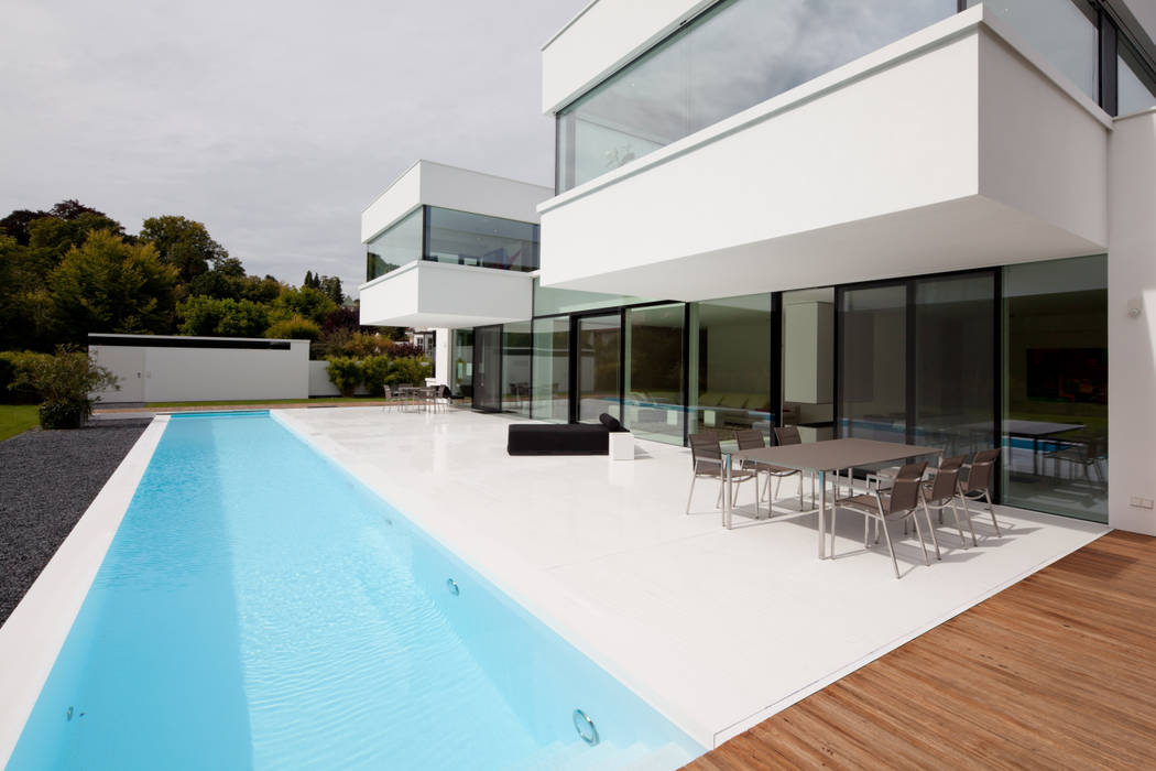 Moderne Villa im Bauhausstil, HI-MACS® HI-MACS® Moderner Balkon, Veranda & Terrasse