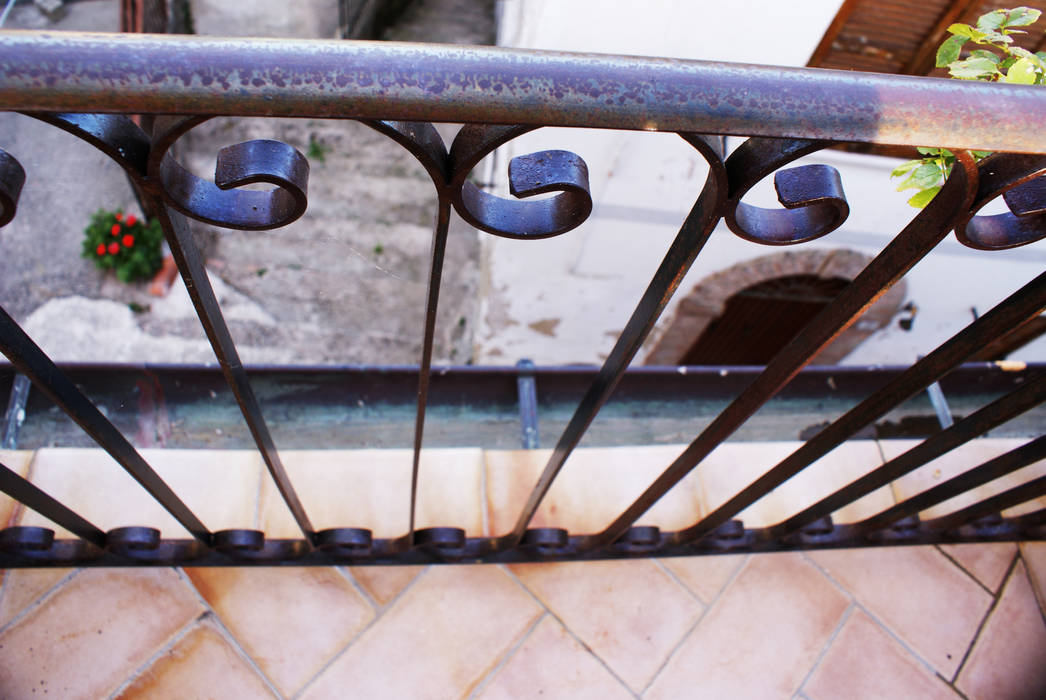 Dettagli di una casa di campagna Au dehors Studio. Architettura del Paesaggio Balcone, Veranda & Terrazza in stile rustico