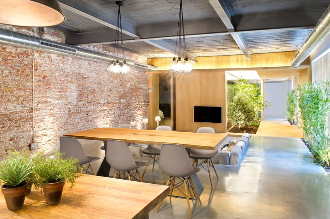 Bajo comercial convertido en loft (Terrassa), Egue y Seta Egue y Seta ラスティックデザインの ダイニング