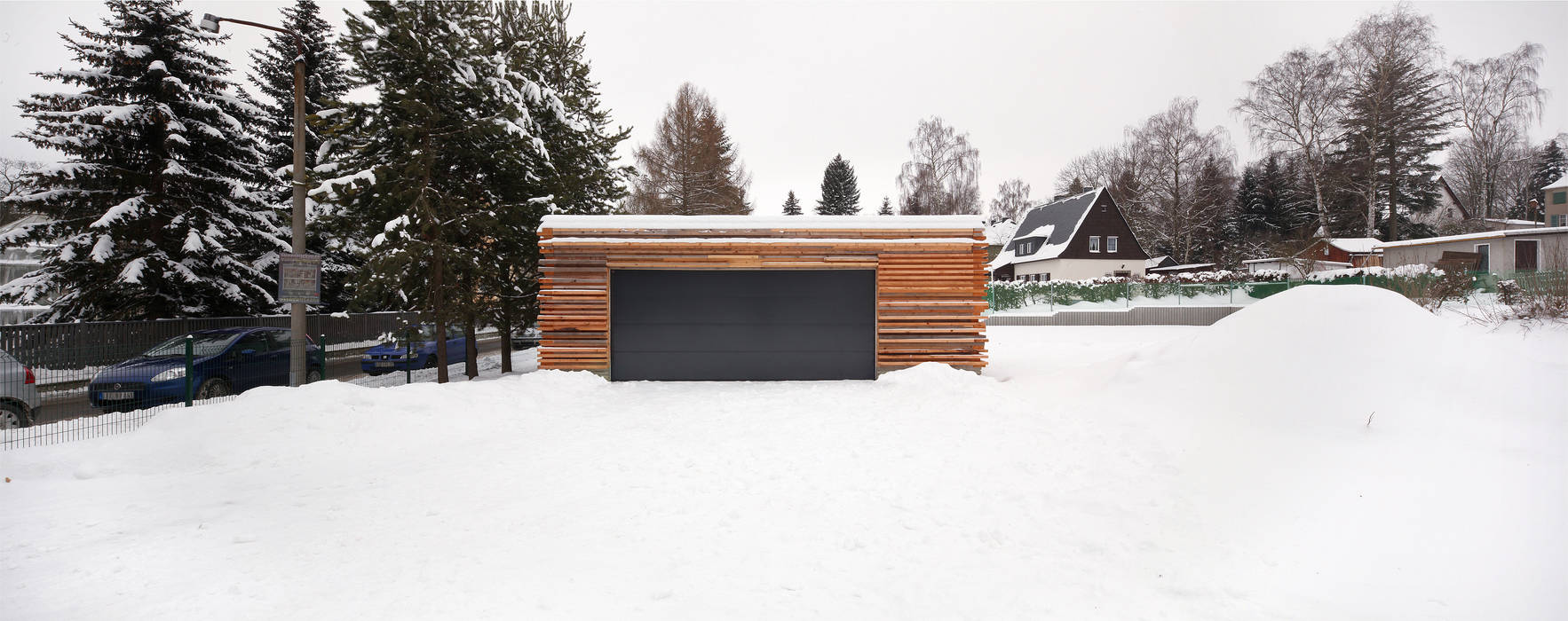 Doppelgarage Marienberg, REICHEL SCHLAIER ARCHITEKTEN GMBH REICHEL SCHLAIER ARCHITEKTEN GMBH Garage & Schuppen Himmel,Schnee,Baum,Holz,Einfrieren,Gebäude,Haus,Landschaft,Garage,Hütte