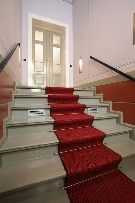 Im Treppenaufgang wurden historische Wandbemalungen wieder original hergestellt CG VOGEL ARCHITEKTEN Klassischer Flur, Diele & Treppenhaus
