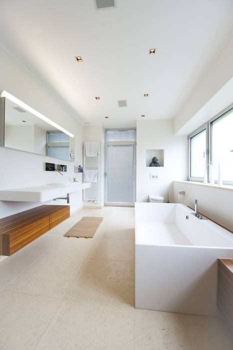 Designhaus Herdecke, HAACKE Innenarchitekten & Designer HAACKE Innenarchitekten & Designer Moderne Badezimmer Badewanne,Eigentum,Sanitärarmatur,Holz,Leuchte,Innenarchitektur,Fenster,Kompfort,Klopfen,Badezimmer