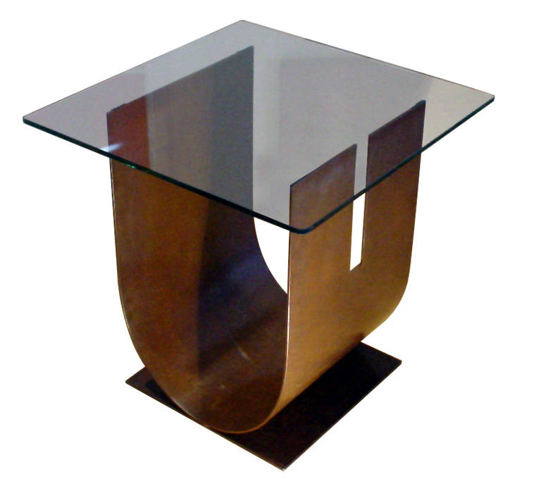 "U" - Contemporary side table GONZALO DE SALAS モダンデザインの リビング サイドテーブル＆トレー