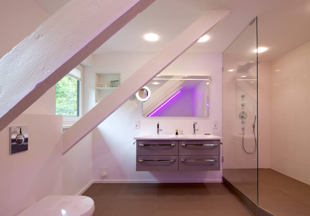 homify Modern bathroom