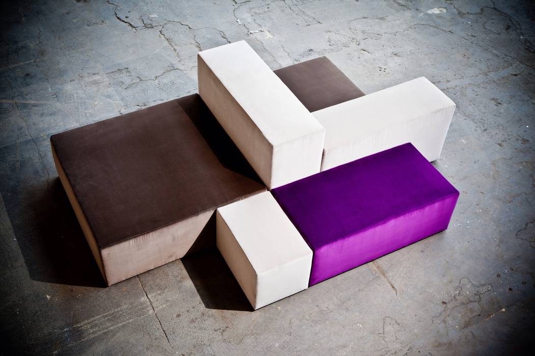Couch "Varius", BESPOKE GmbH // Interior Design & Production BESPOKE GmbH // Interior Design & Production Salas de estar modernas Bancadas e bandejas