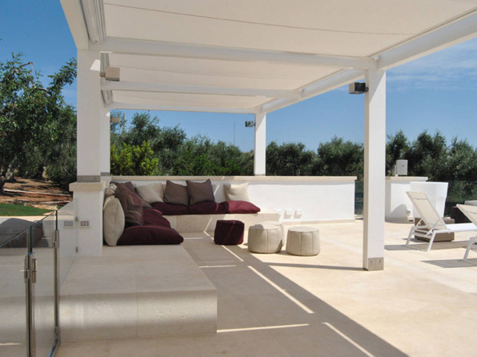 Villa del Faro: L’uso della pietra si rivela vincente, Sebastiano Canzano Architects Sebastiano Canzano Architects Modern balcony, veranda & terrace