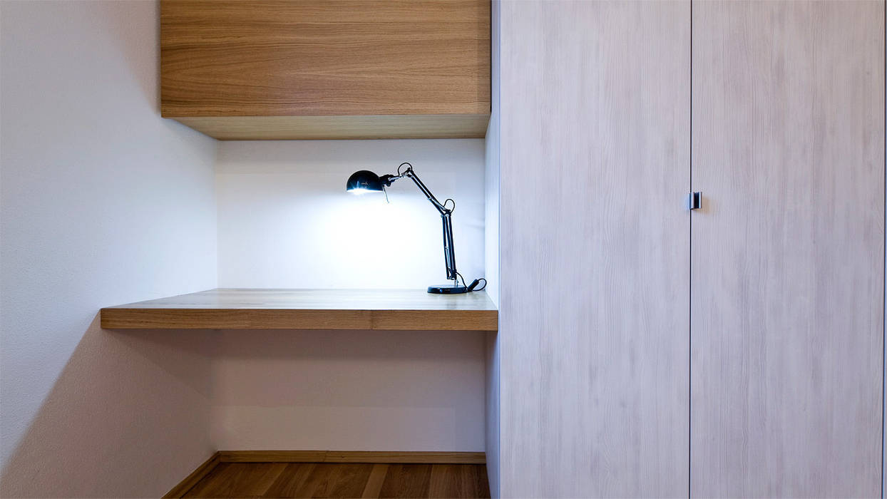 Einbauschrank mit integriertem Schreibtisch, Held Schreinerei Held Schreinerei Moderne Schlafzimmer Kleiderschränke und Kommoden