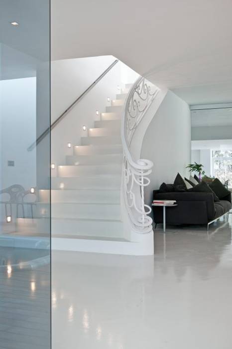 THE WHITE HOUSE LA MORALEJA, Bernadó Luxury Houses Bernadó Luxury Houses Modern corridor, hallway & stairs