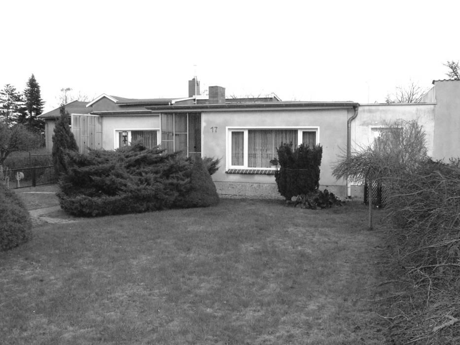 Verwandlung an der Ostsee, zymara und loitzenbauer architekten bda zymara und loitzenbauer architekten bda Moderne Häuser Anlage,Himmel,Gebäude,Fenster,Baum,Haus,Grundstück,Schwarz und weiß,Gras,Hütte