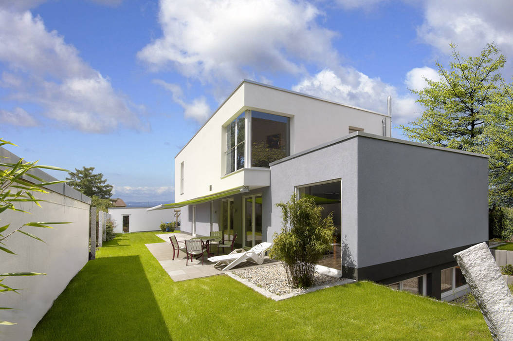 FENG SHUI VILLA, b2 böhme PROJEKTBAU GmbH b2 böhme PROJEKTBAU GmbH Moderne Häuser Wolke,Himmel,Anlage,Gebäude,Eigentum,Fenster,Haus,Baum,Grundstück,Die Architektur