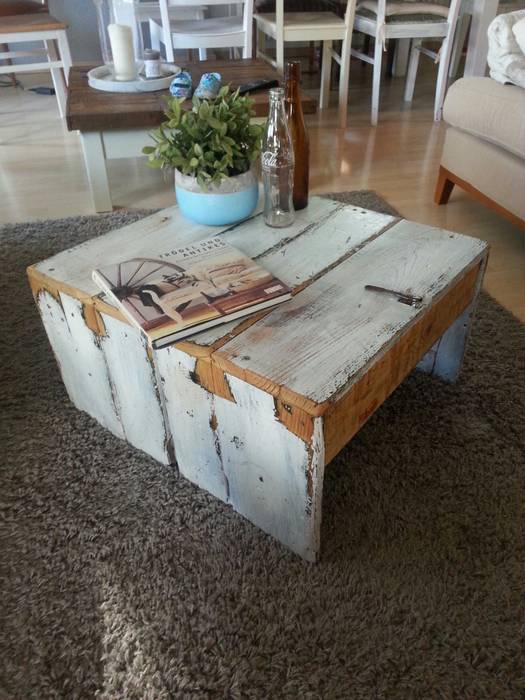 homify Living room Side tables & trays