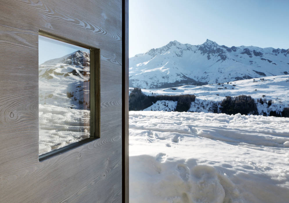 A wardrobe in the landscape, es-arch es-arch Country style house