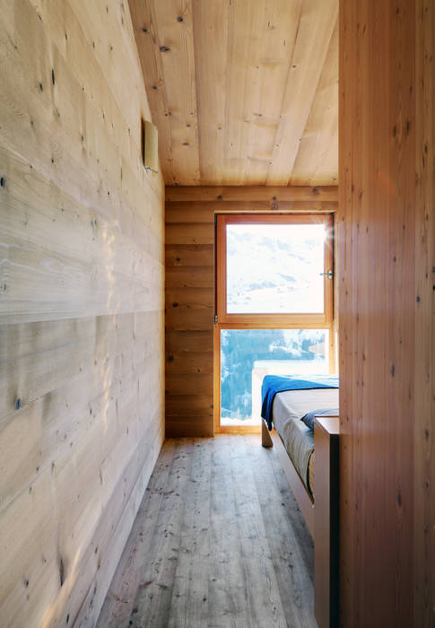 A wardrobe in the landscape, es-arch es-arch Country style bedroom