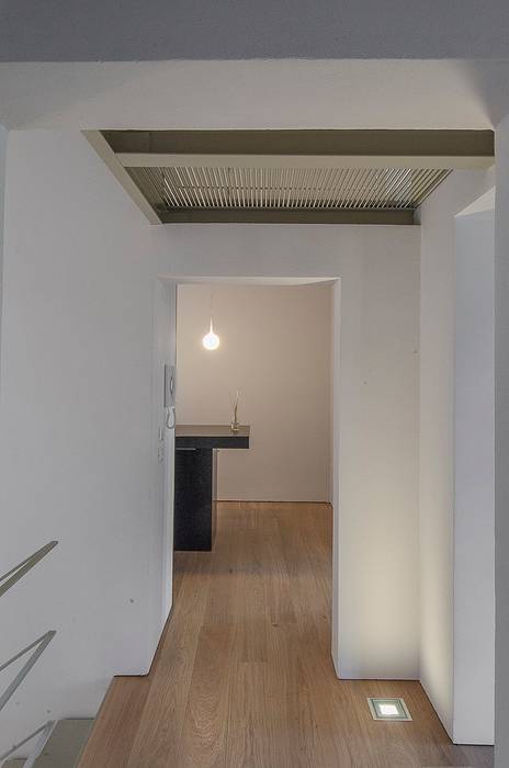 Casa sulle colline Versiliesi, Massimo Fiorido Associati Massimo Fiorido Associati Modern corridor, hallway & stairs